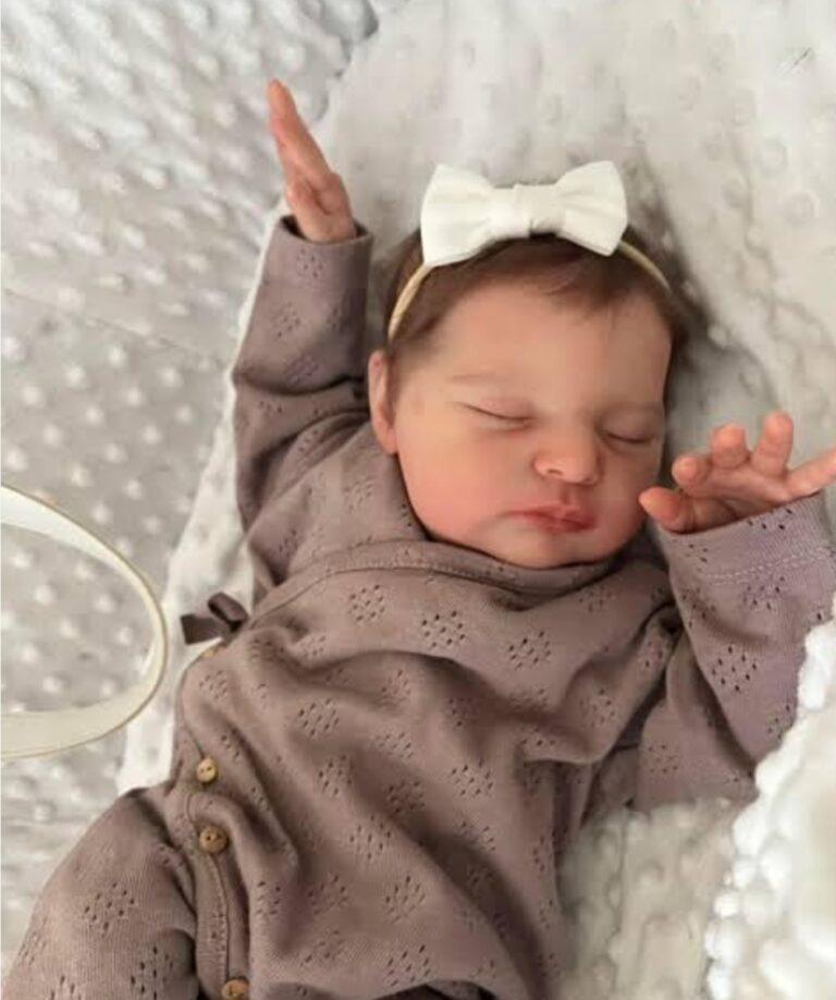Projeto prevê multa de R$ 30 mil para quem usar bebê reborn para furar fila