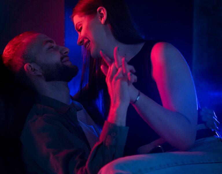 Mulher vai para motel com ex e furta o dinheiro das férias dele