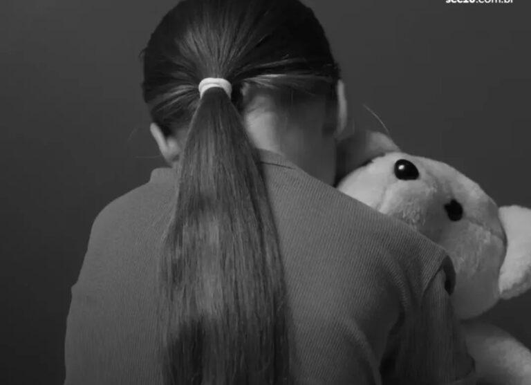 Mulher é presa acusada de deixar a própria filha de 5 anos ser abusada por três homens