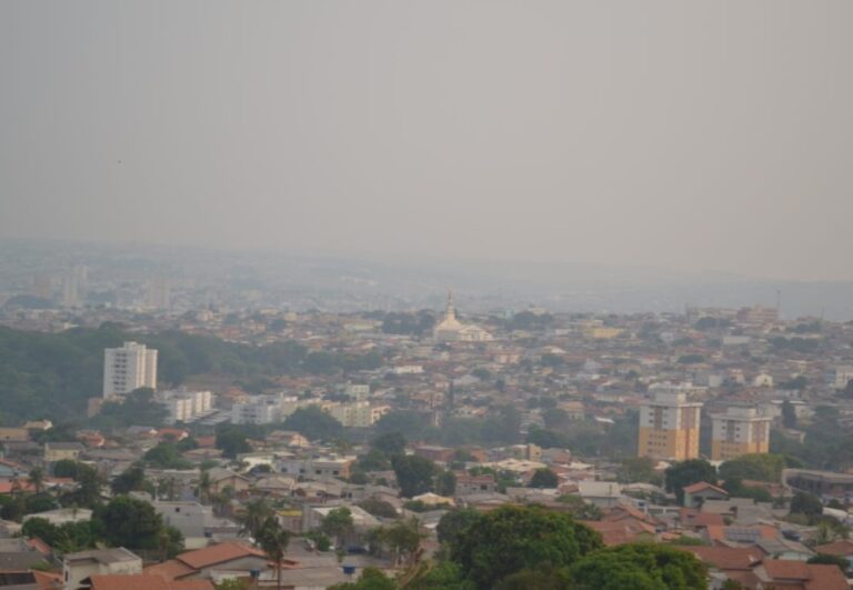Prepare-se: frente fria avança sobre Goiás com termômetros em 9 °C e previsão de chuva