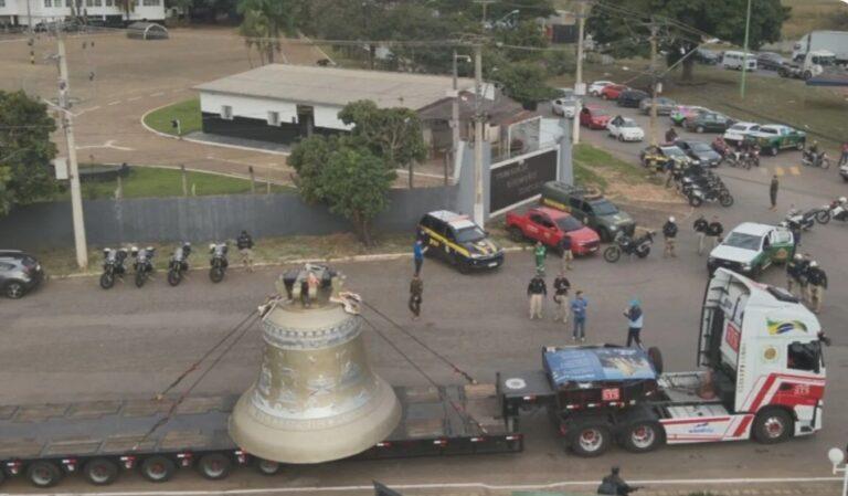 A caminho de Trindade, maior sino do mundo chega a Goiânia