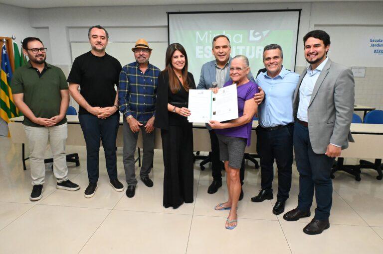Mabel entrega mais  500 escrituras para famílias de Goiânia