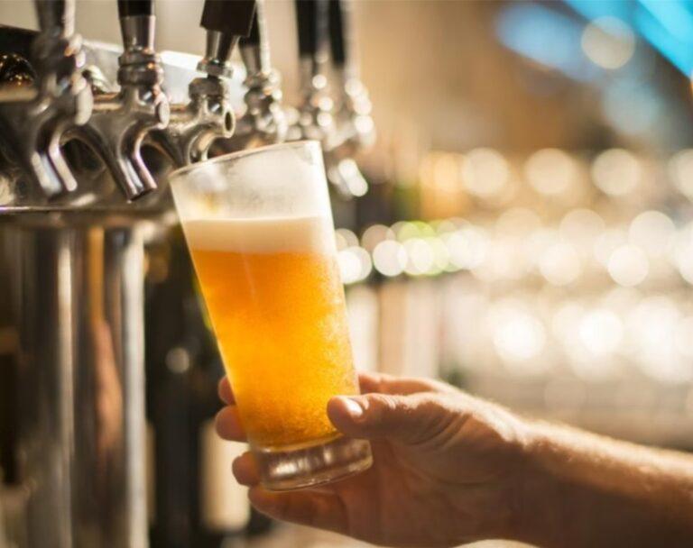 Homem obrigado a beber 4 litros de cerveja por dia processa Ambev