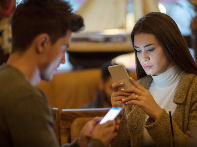 Novo estudo  diz que casais felizes são menos  propensos a postar seus parceiros  nas redes sociais