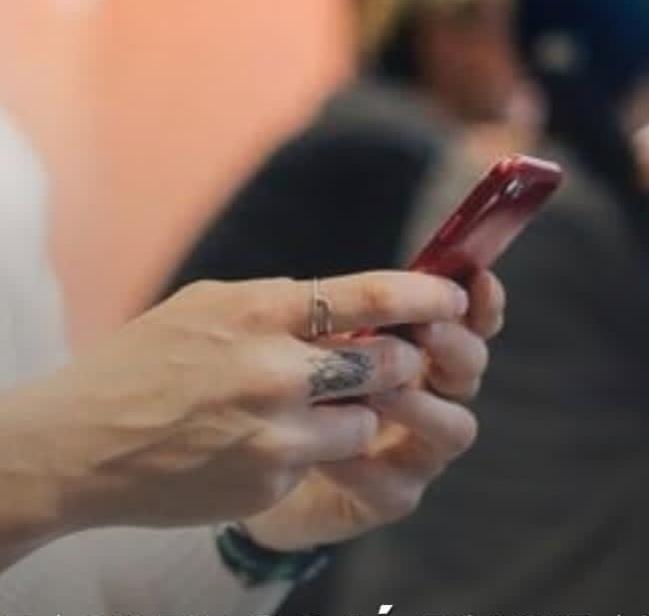 79% dos Brasileiros  já fingiram usar o Celular só para não ter que falar com  alguém