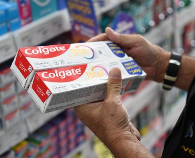 Colgate para de produzir pasta de dente após relatos de reações ao produto