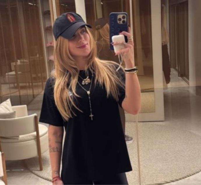 Virginia é criticada por quantidade de fotos e fãs em caminhada para Trindade