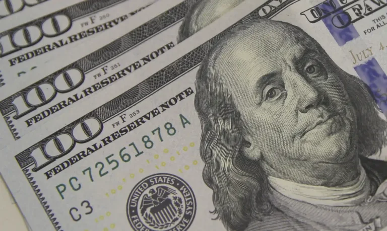 Dólar fecha praticamente estável, com leve alta de 0,04%