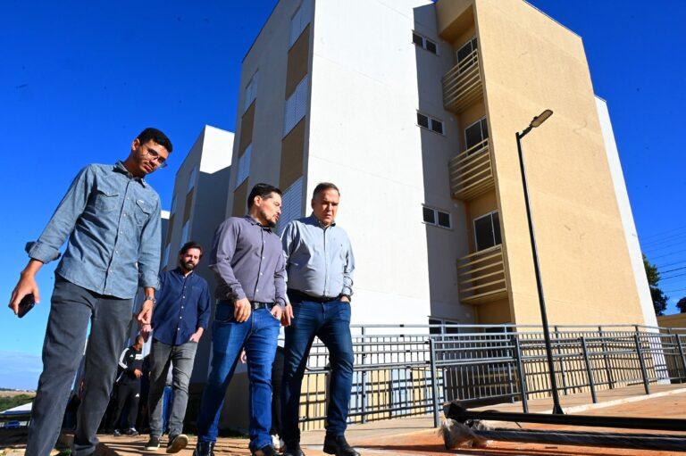 Mabel vistoria obras do Residencial Iris Rezende V, que prevê 15 mil moradias populares na capital
