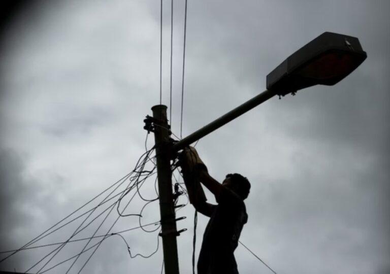 Mulher fica sem luz em casa, pede ajuda e é estuprada por eletricista