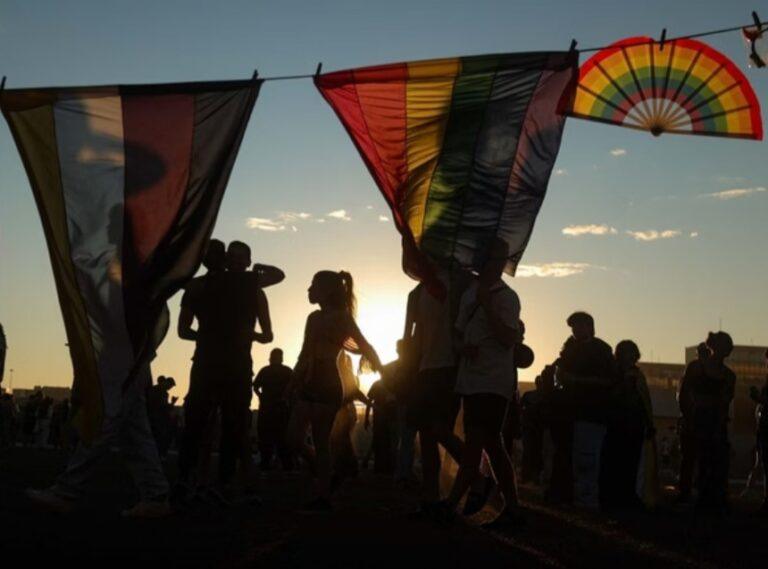 Dono de bar é indiciado por homofobia após barrar cliente de saia