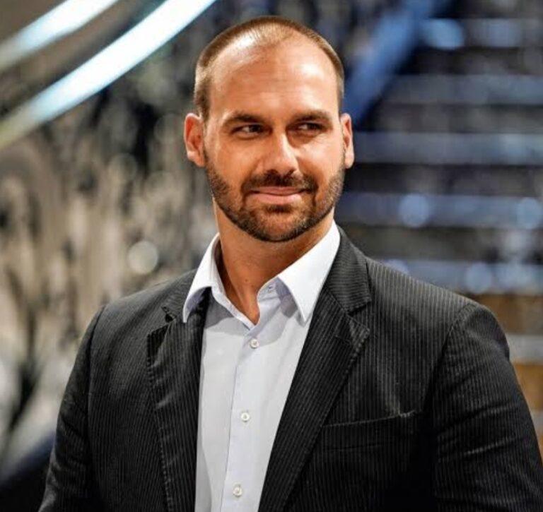 Morais determina  bloqueio de bens e contas de  Eduardo Bolsonaro