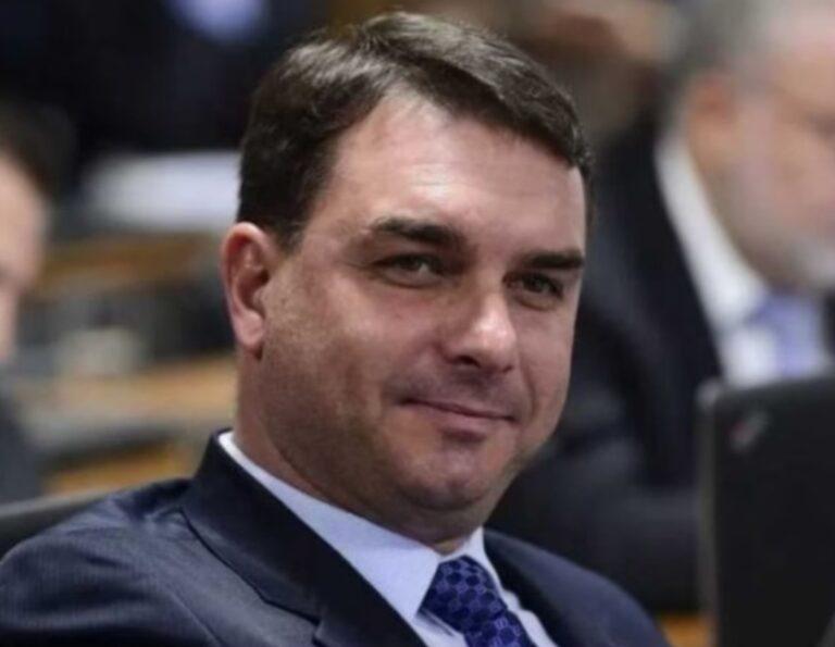 Flávio Bolsonaro protocola novo pedido de impeachment contra Moraes