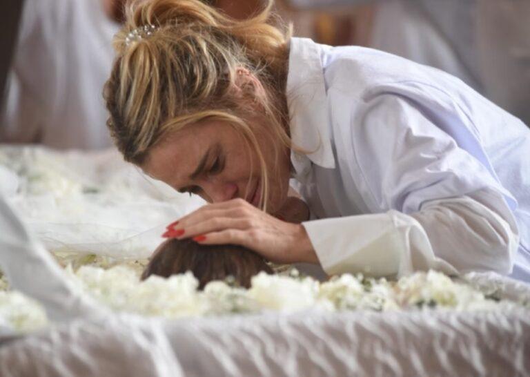 Abalada, Carolina Dieckmmann chora no caixão de Preta Gil em despedida