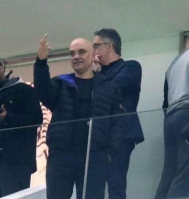 Alvo de sanções dos EUA, Moraes vai ao jogo do Corinthians e é visto fazendo gesto obsceno