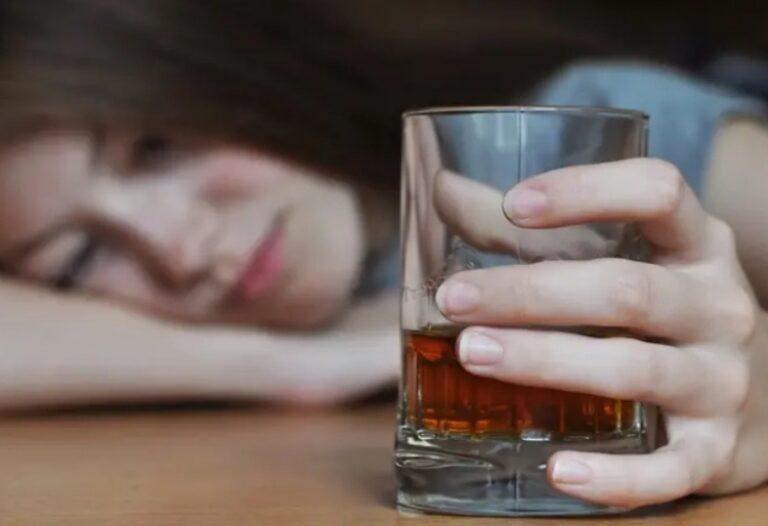 Consumo abusivo de álcool entre mulheres no Brasil mais que dobra