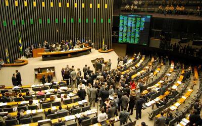 Congresso inicia semana com debates sobre anistia, reforma administrativa e tarifaço