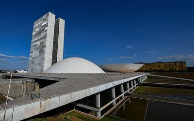 Congresso retoma atividades com foco em orçamento, reforma e pressão política