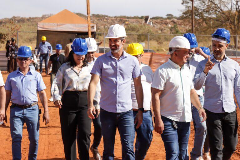 Pellozo e vereadores visitam obras de apartamentos em Senador Canedo