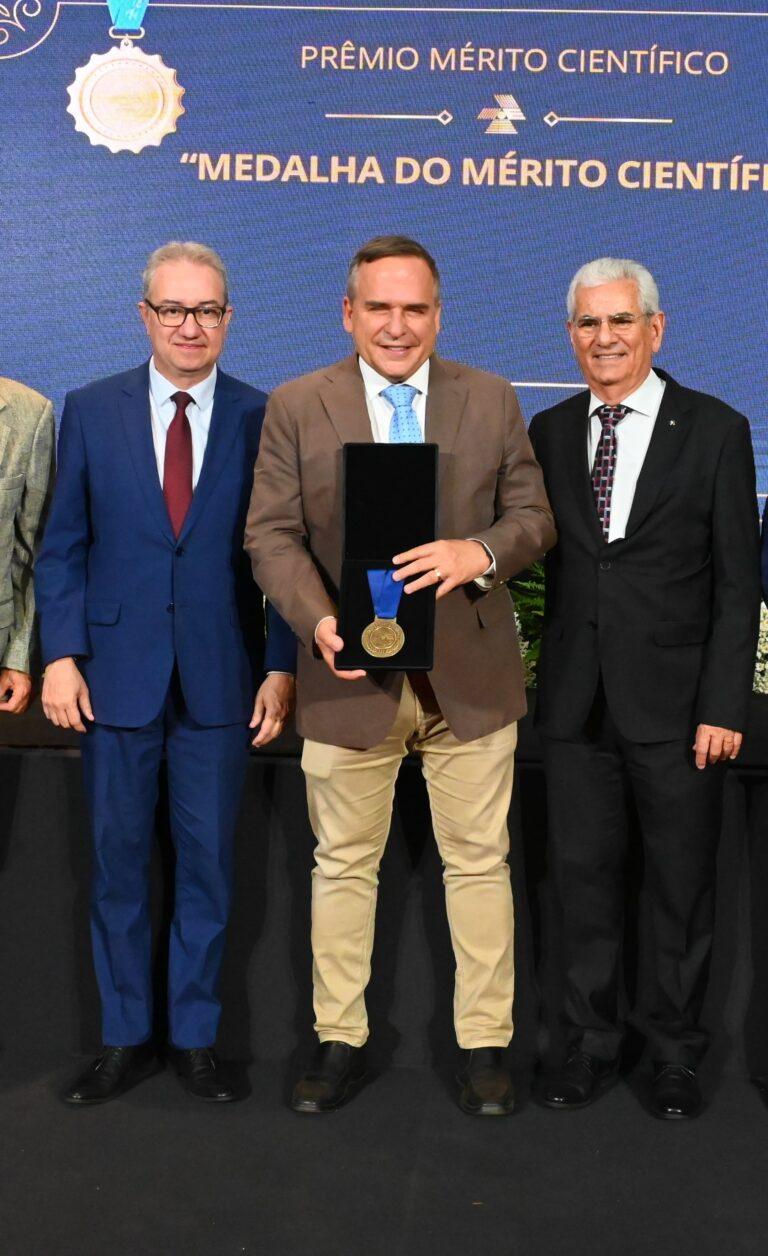Prefeito Mabel recebe Medalha  do  Mérito  Científico