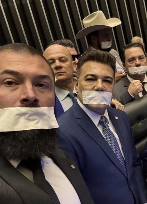 Deputados bolsonaristas prometem  ficar calados até  Jair Bolsonaro  ser liberado da prisão domiciliar