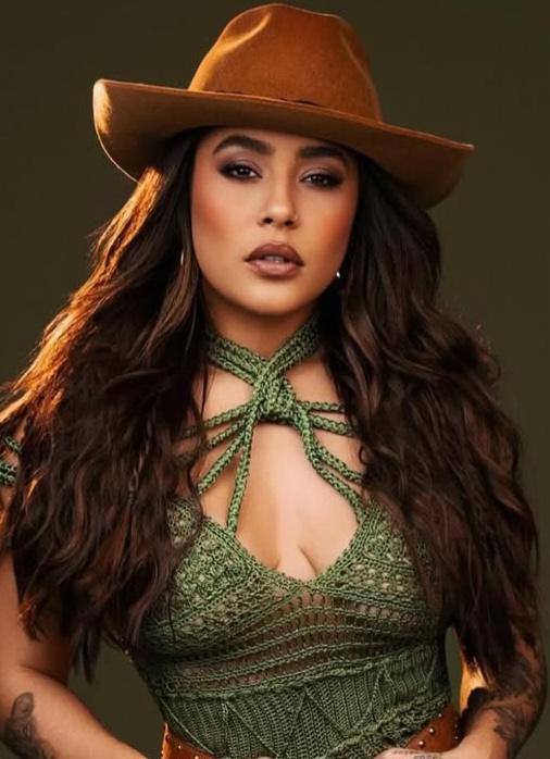 Avião de Luana Prado faz pouso de emergência após  a porta abrir no ar