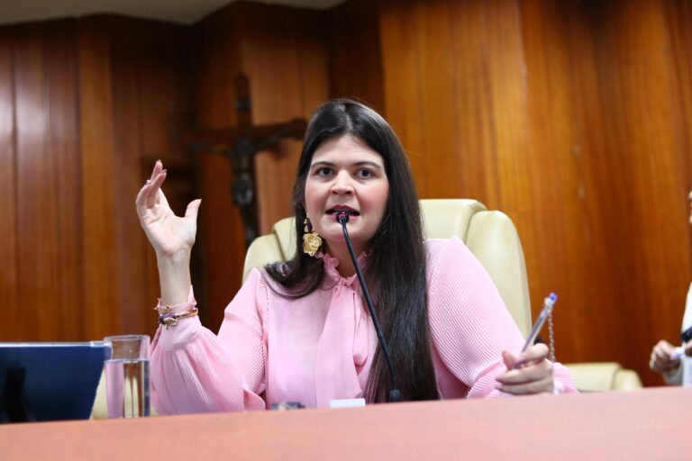 Aava Santiago apresenta projeto  de lei que prevê instalação de bebedouros  públicos em Goiânia