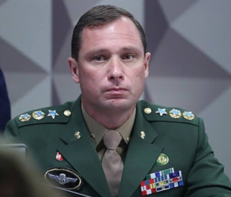 Mauro Cid pede desligamento do exército  alegando desgaste  psicológico
