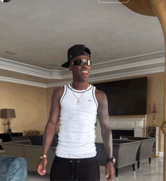 Assumiram? Vini Jr. surge na mansão de Virginia na Espanha e aumenta boatos e romance