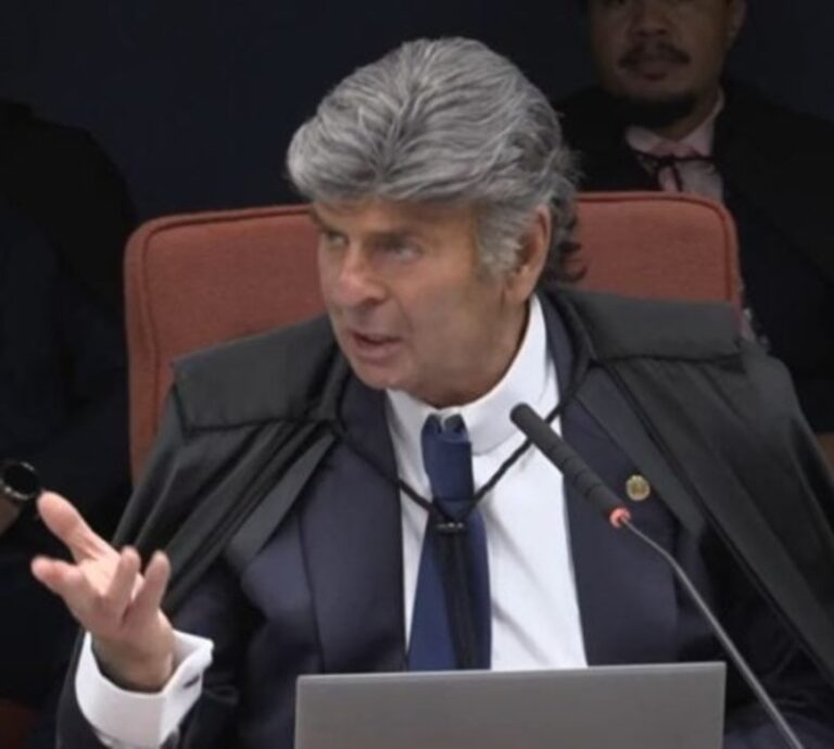 Após voto de Fux, filhos de Bolsonaro pedem nulidade de julgamento no STF