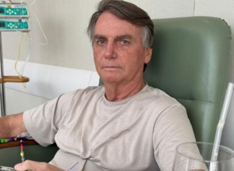 Bolsonaro é diagnosticado com anemia e pneumonia após passar por exames, diz boletim