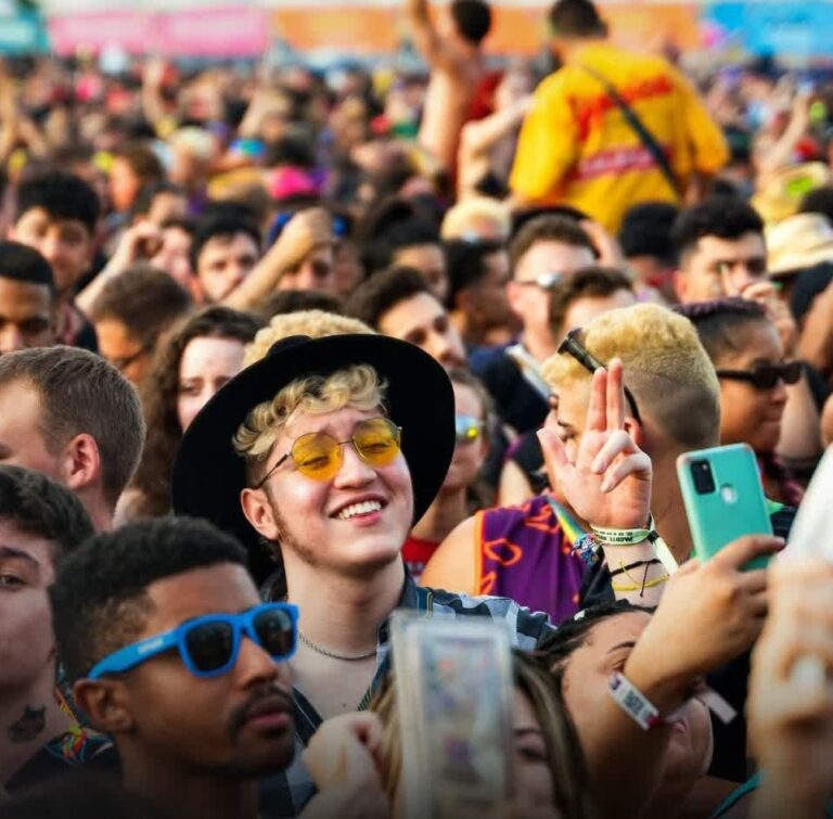 Mulher perde processo trabalhista após ir em festival com atestado médico