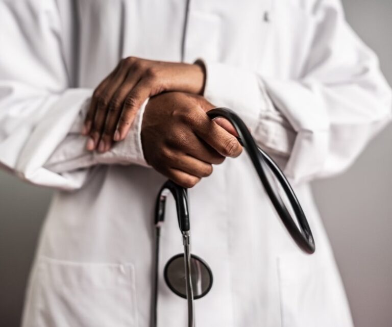Médica sofre tentativa de estupro dentro de UPA ao atender paciente