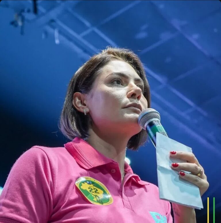 Michelle diz a jornal que estará pronta para assumir “candidatura política”