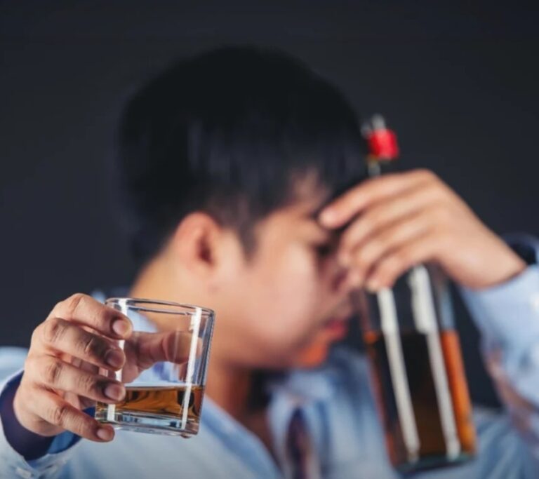 Após intoxicação por metanol em bebidas, associações e secretaria emitem alertas em SP