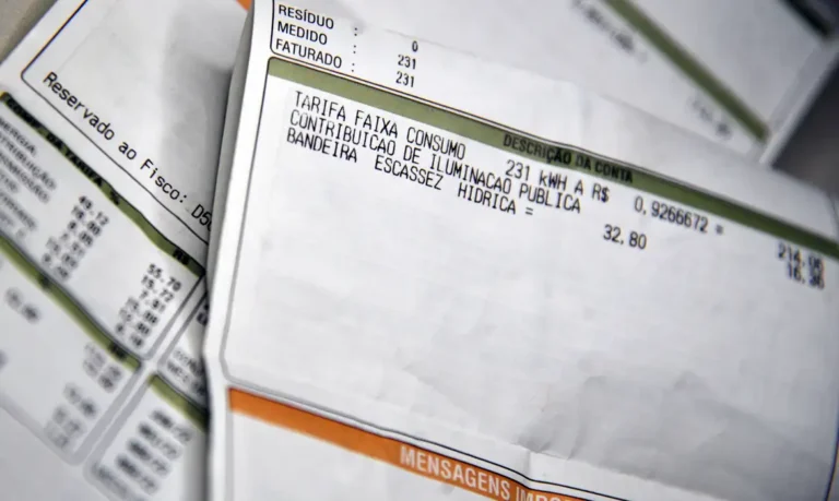 Conta de luz segue com bandeira vermelha em outubro, mas cai para patamar 1