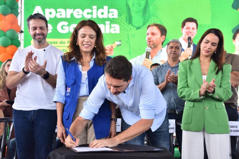 Gracinha,Daniel e prefeito Vilela  entregam 400 cartões do aluguel social em Aparecida