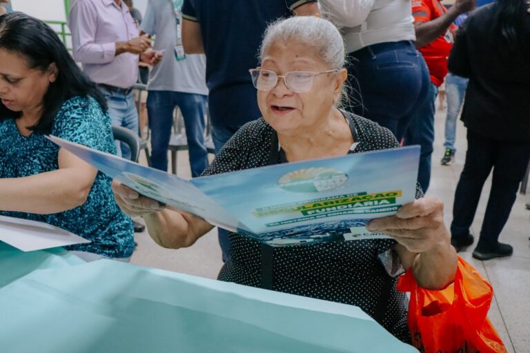 Praça  Criativa  Central  recebe  entrega de escrituras e cartões  do aluguel Social