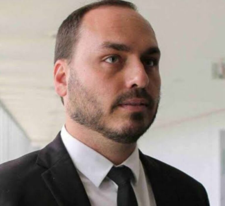 Carlos Bolsonaro anuncia pré-candidatura ao Senado por Santa Catarina em 2026