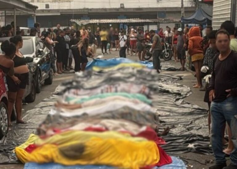 Moradores levam ao menos 50 corpos para praça após operação mais letal do Rio