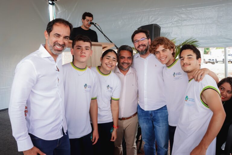 Governo  de Goiás e Prefeitura  de Senador Canedo lançam  obra de novo  colégio  estadual