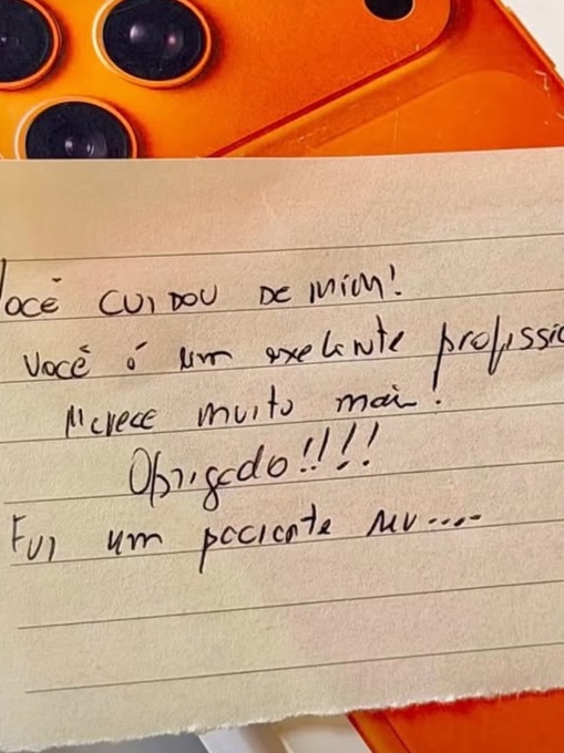 Paciente “Misterioso” presenteia  enfermeiro com iPhone 17 Pro de R$10 mil em Goiás