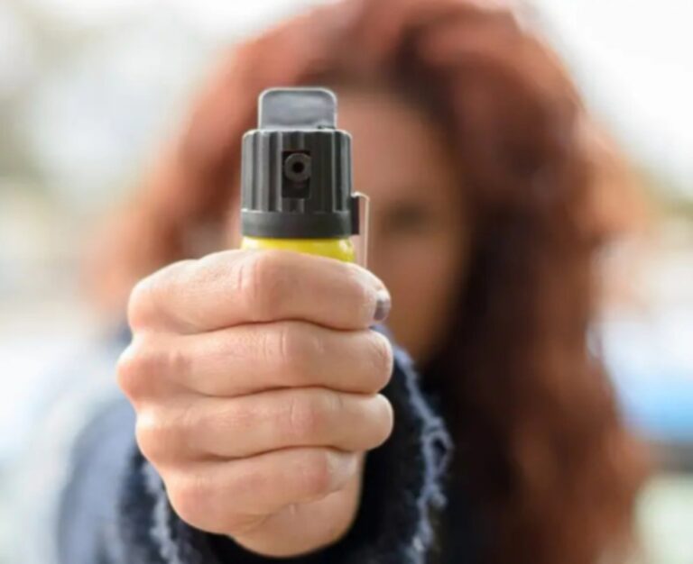 Governador do Rio de Janeiro, sanciona a Lei que regulamenta a venda e o porte de sprays de pimenta para  o uso exclusivo de mulheres