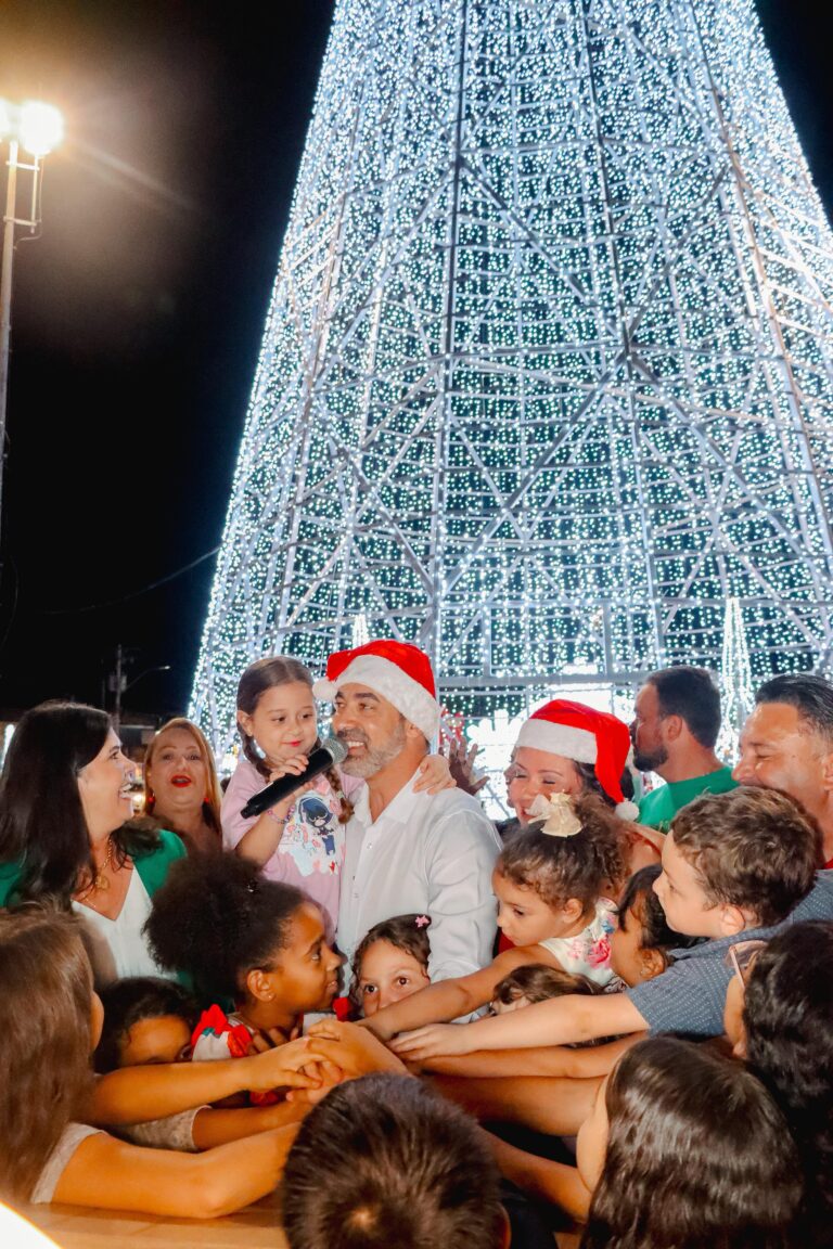 Senador  Canedo acende as luzes do Natal e dá  início à  magia da temporada