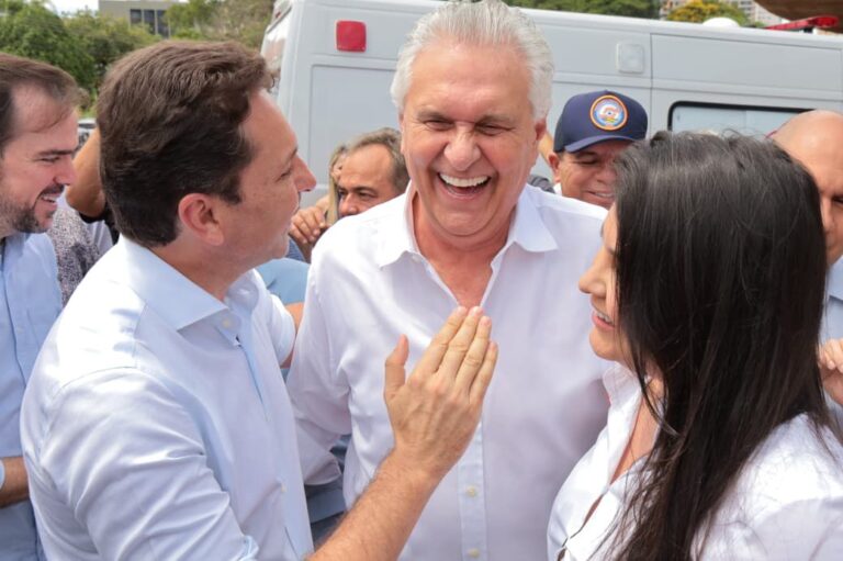 Prefeito Vilela recebe de Caiado novos veículos para reforçar a frota de Aparecida