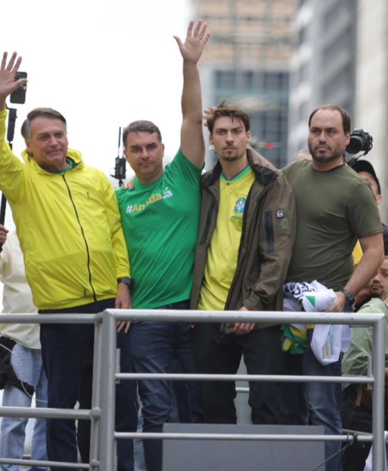 Filhos de Bolsonaro  criticam  Michelle por postura considerada “Autoritária “