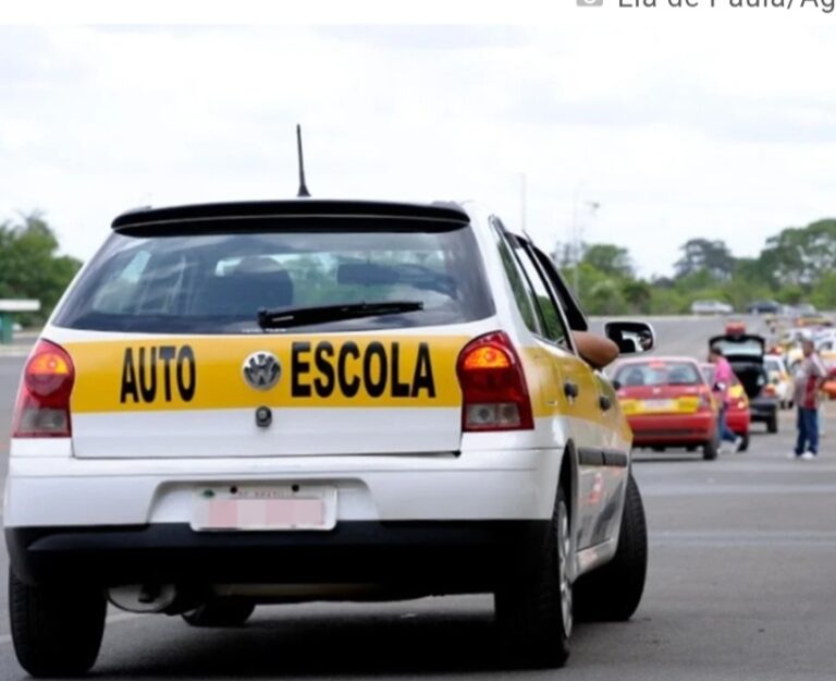 Contran aprova fim de aulas obrigatórias em autoescolas para tirar CNH