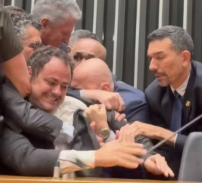 Confusão na Câmara com ato de deputado fecha plenário, interrompe  sessão e imprensa é barrada