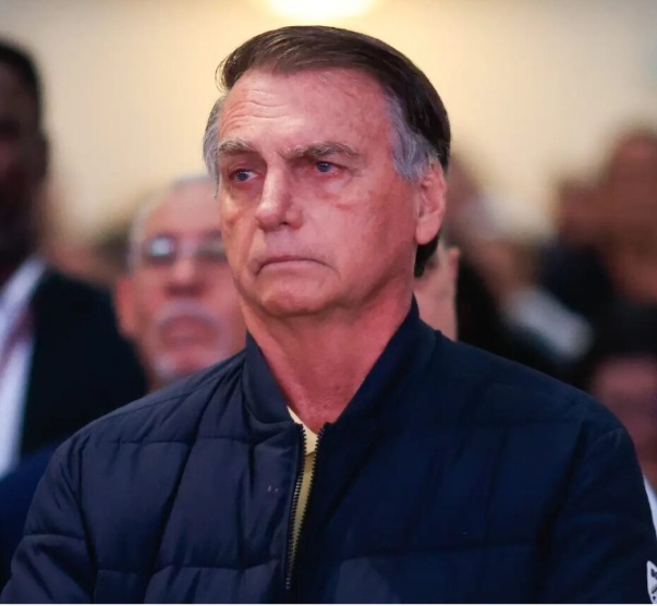 Defesa pede que Bolsonaro  deixe a prisão e seja internado para passar por cirurgia