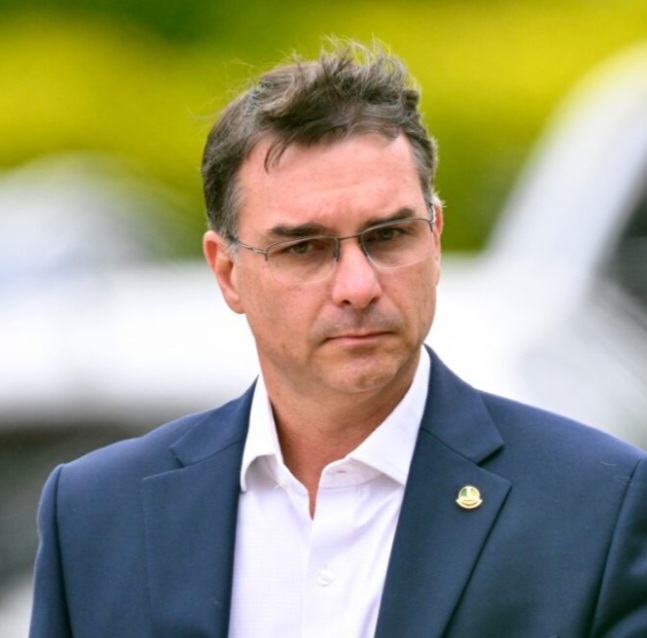 Flávio Bolsonaro leva vantagem sobre nomes de direita no 1° turno,diz pesquisa Quaest